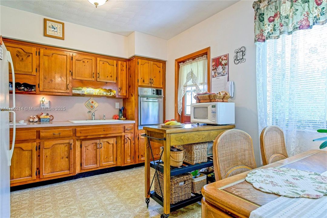 Недавно продано: $430,000 (2 спален, 1 ванн, 1066 Квадратных фут)