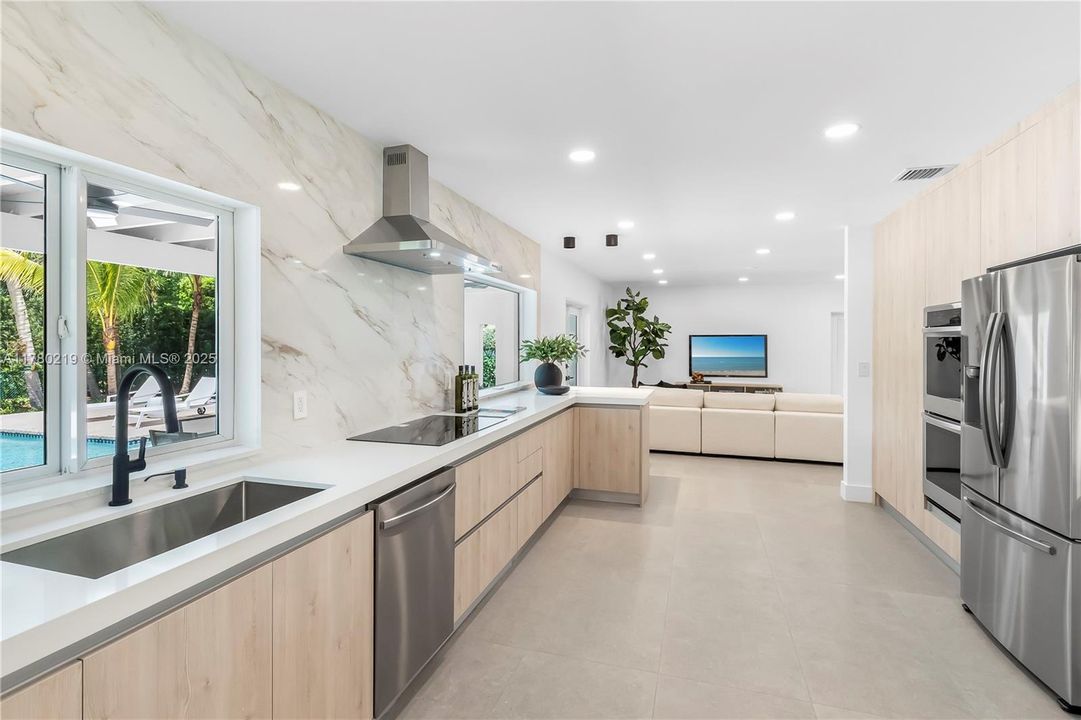 最近售出: $2,790,000 (5 贝兹, 3 浴室, 2774 平方英尺)