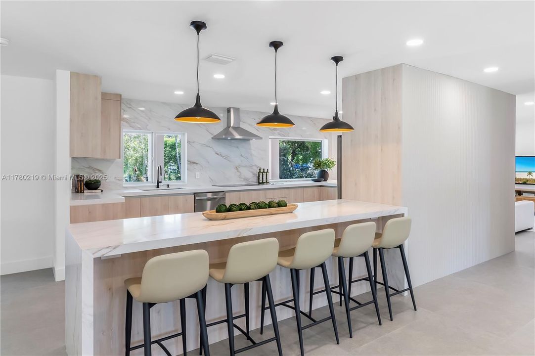 最近售出: $2,790,000 (5 贝兹, 3 浴室, 2774 平方英尺)