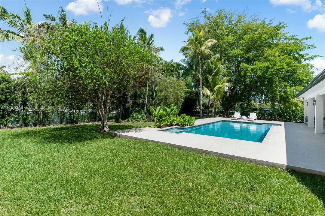 最近售出: $2,790,000 (5 贝兹, 3 浴室, 2774 平方英尺)