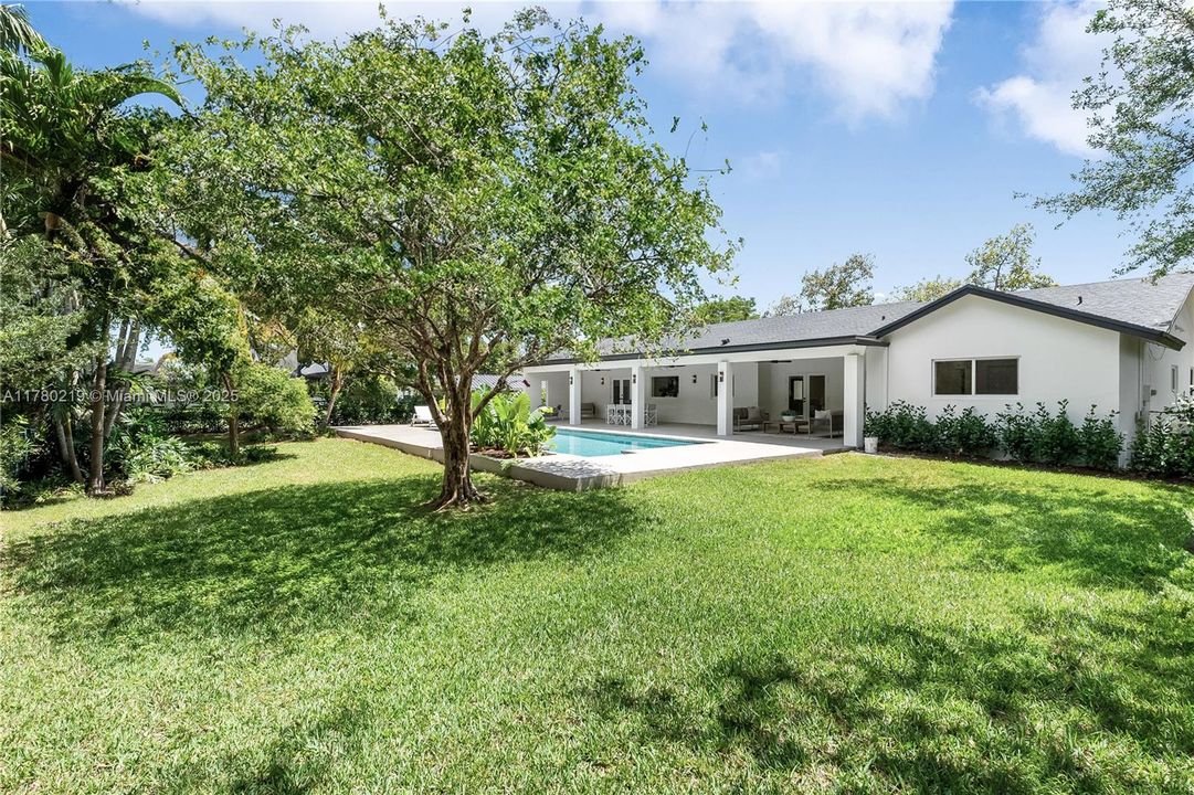 最近售出: $2,790,000 (5 贝兹, 3 浴室, 2774 平方英尺)