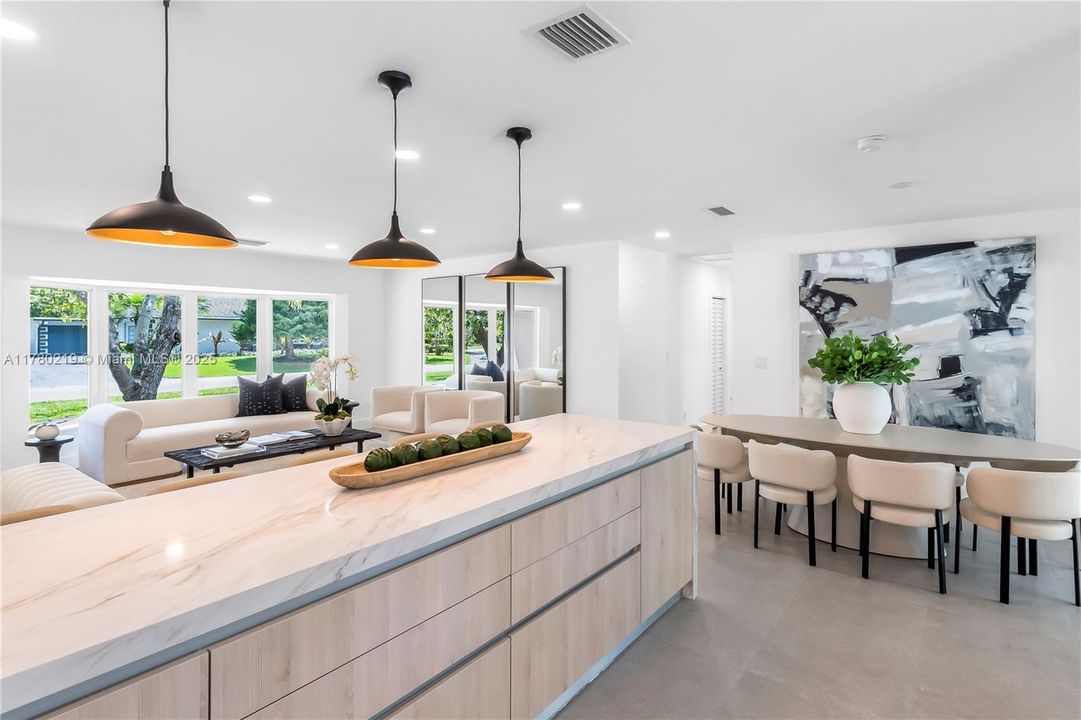 最近售出: $2,790,000 (5 贝兹, 3 浴室, 2774 平方英尺)