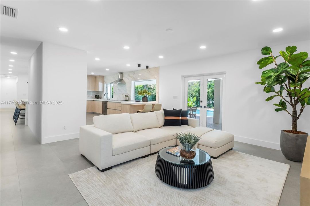 最近售出: $2,790,000 (5 贝兹, 3 浴室, 2774 平方英尺)