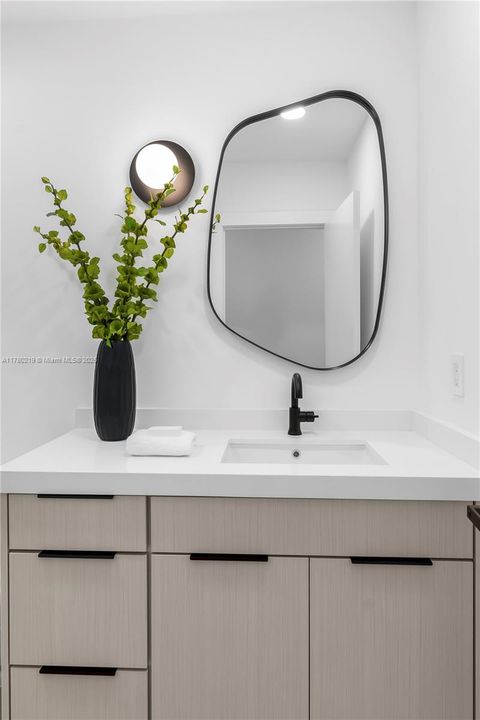 最近售出: $2,790,000 (5 贝兹, 3 浴室, 2774 平方英尺)