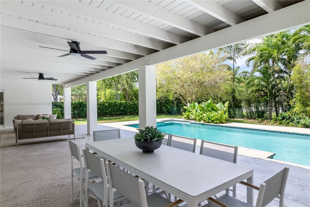 最近售出: $2,790,000 (5 贝兹, 3 浴室, 2774 平方英尺)