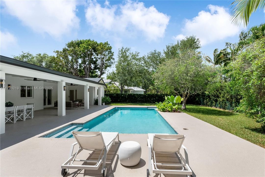 最近售出: $2,790,000 (5 贝兹, 3 浴室, 2774 平方英尺)