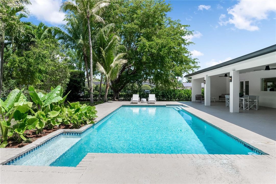 最近售出: $2,790,000 (5 贝兹, 3 浴室, 2774 平方英尺)