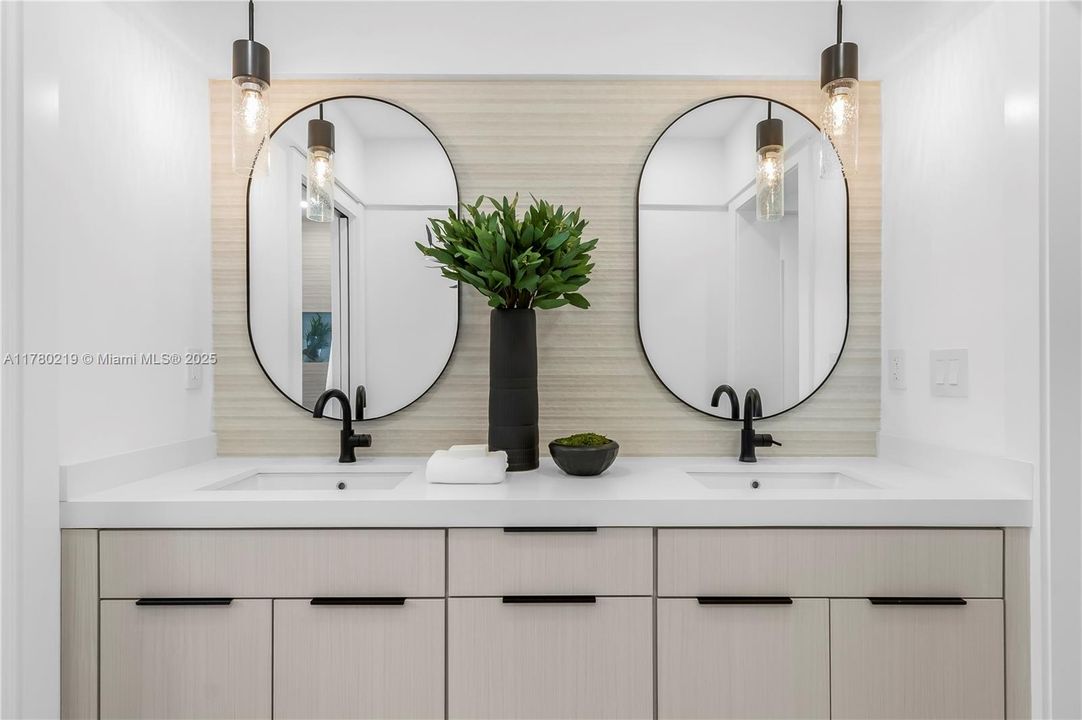 最近售出: $2,790,000 (5 贝兹, 3 浴室, 2774 平方英尺)