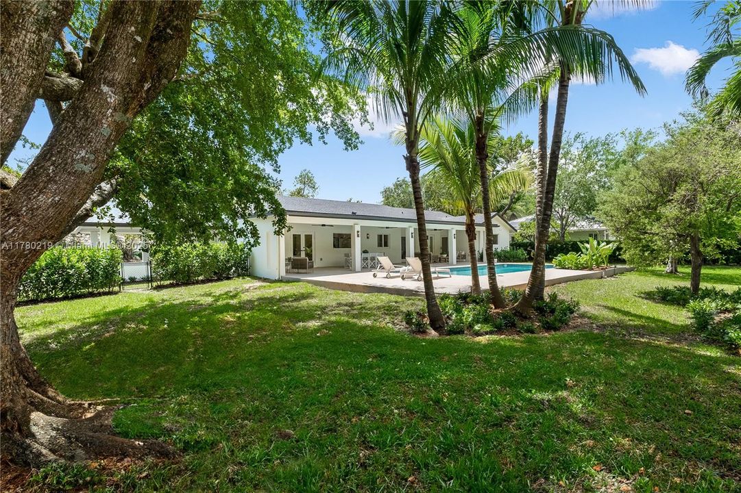 最近售出: $2,790,000 (5 贝兹, 3 浴室, 2774 平方英尺)