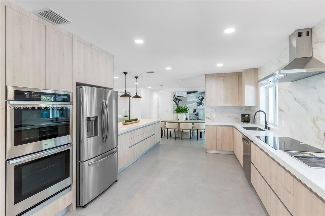 最近售出: $2,790,000 (5 贝兹, 3 浴室, 2774 平方英尺)