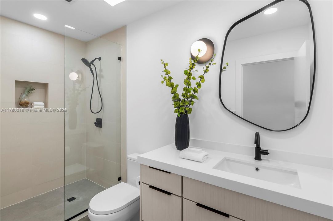 最近售出: $2,790,000 (5 贝兹, 3 浴室, 2774 平方英尺)