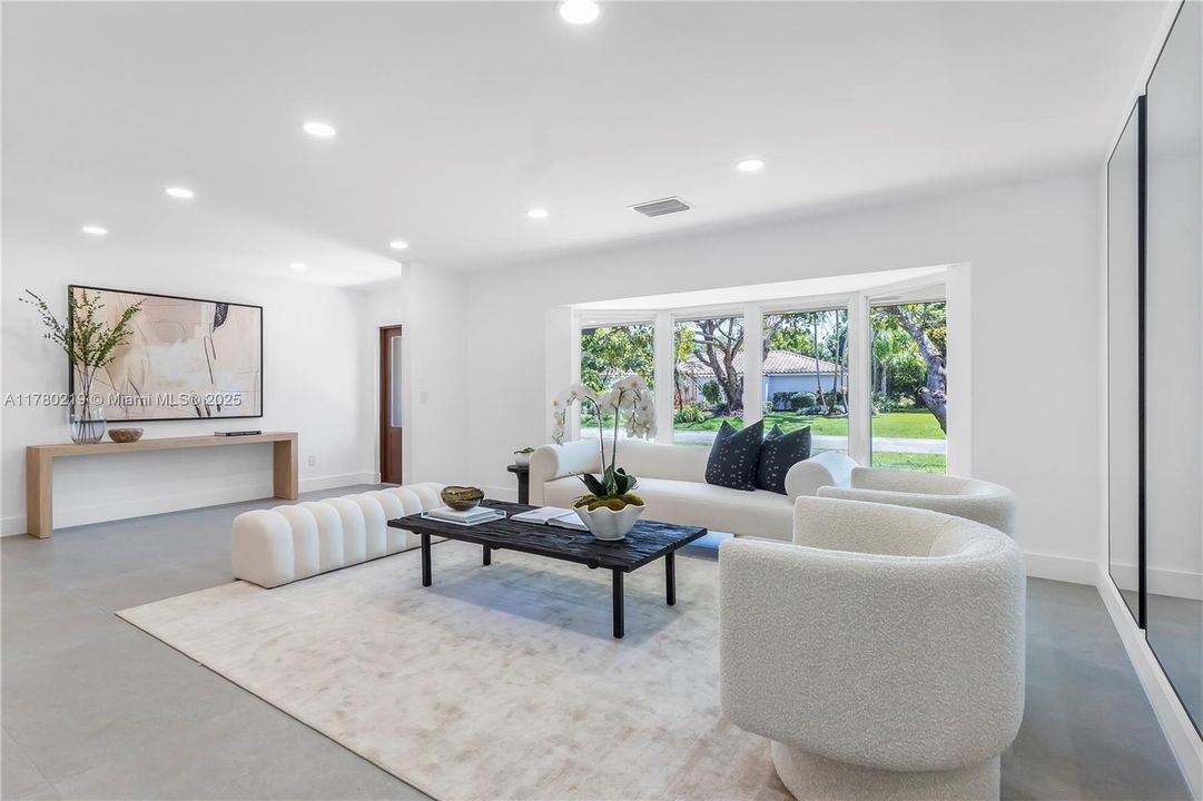 最近售出: $2,790,000 (5 贝兹, 3 浴室, 2774 平方英尺)