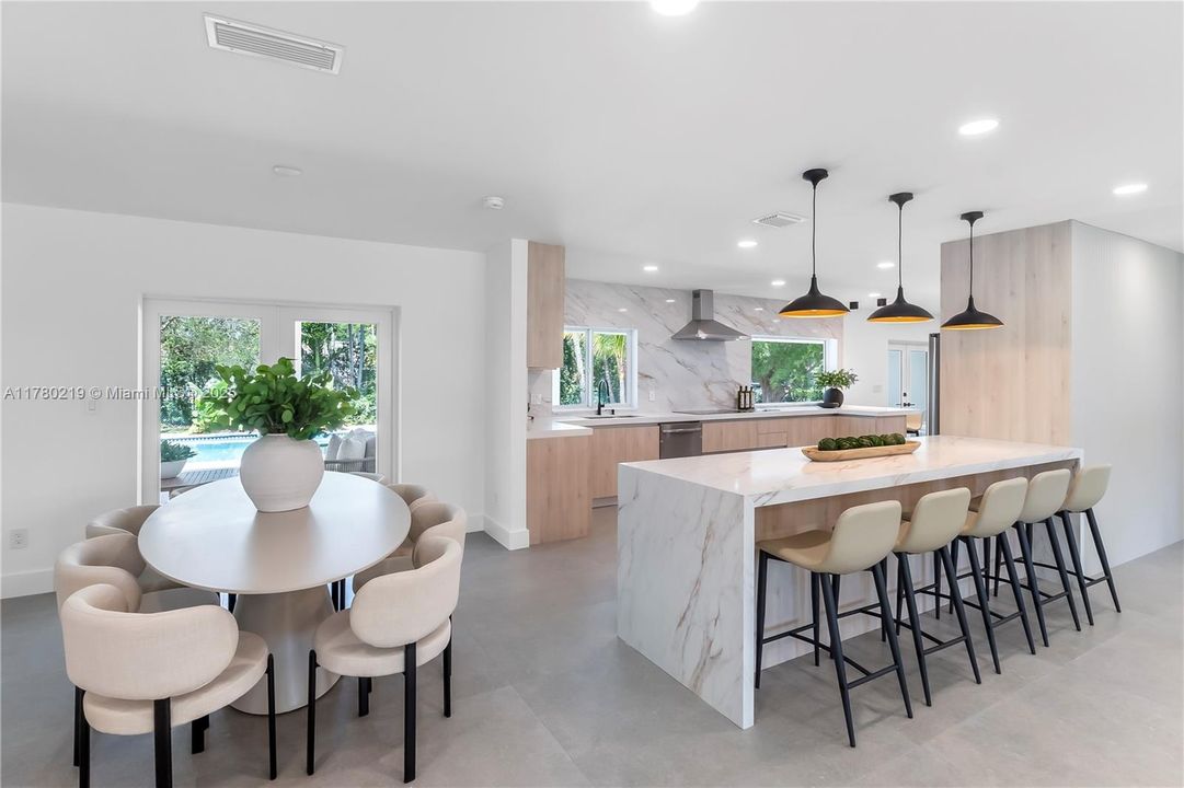 最近售出: $2,790,000 (5 贝兹, 3 浴室, 2774 平方英尺)