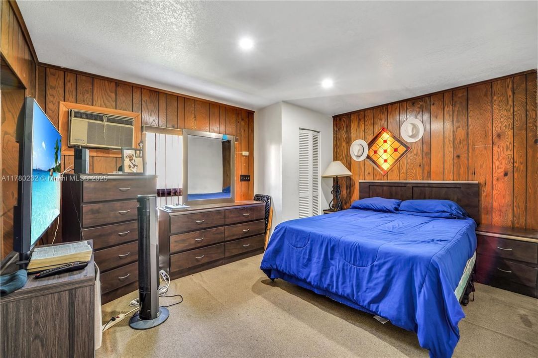 Recently Sold: $650,000 (4 beds, 2 baths, 1797 Square Feet)