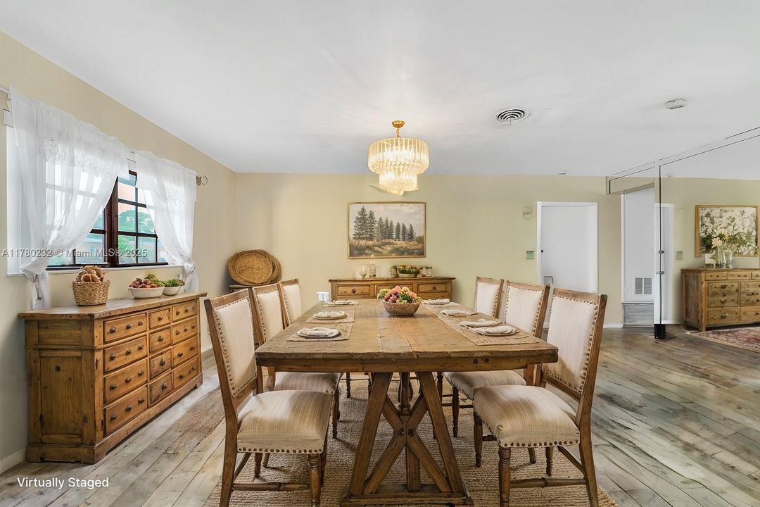 Recently Sold: $650,000 (4 beds, 2 baths, 1797 Square Feet)