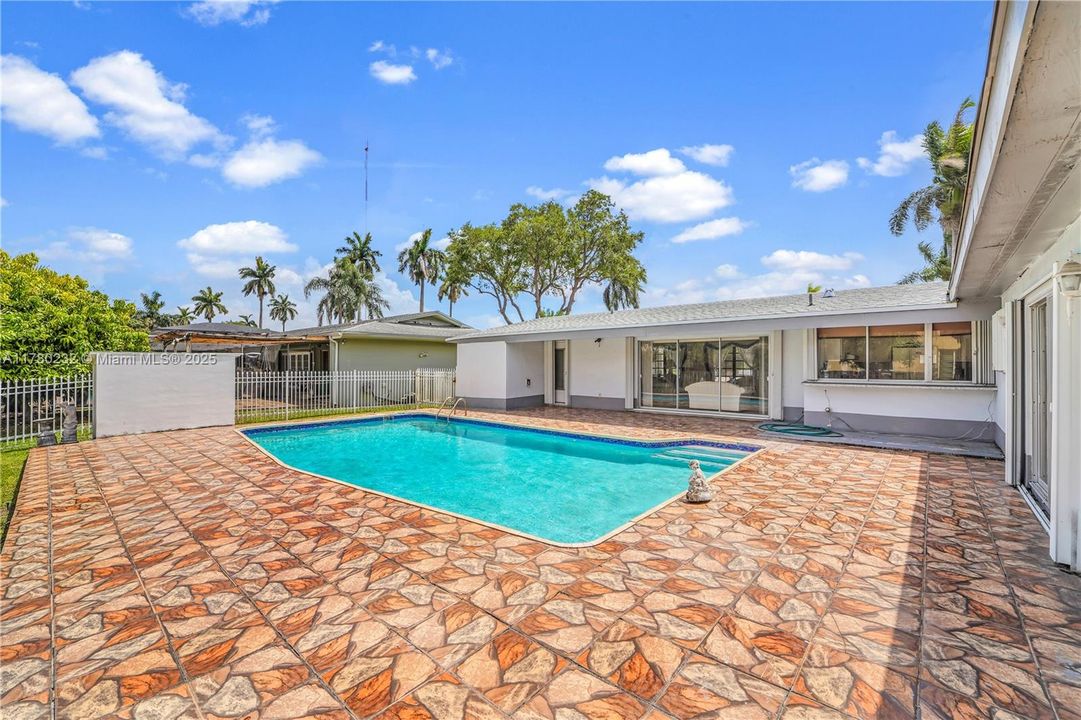 Recently Sold: $650,000 (4 beds, 2 baths, 1797 Square Feet)