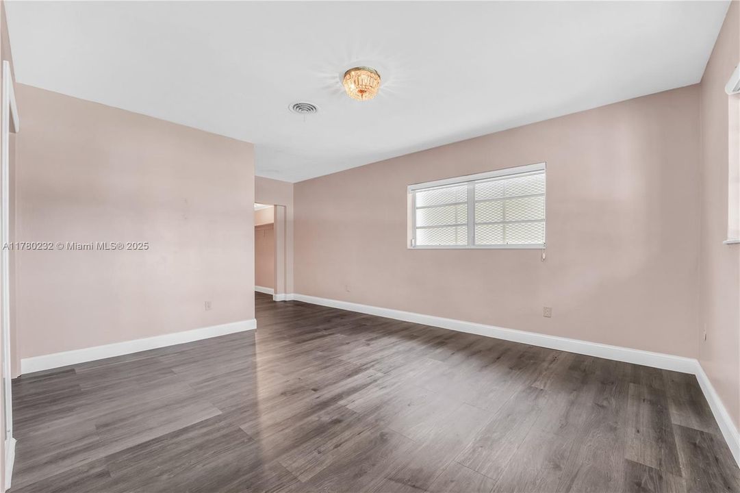 Recently Sold: $650,000 (4 beds, 2 baths, 1797 Square Feet)