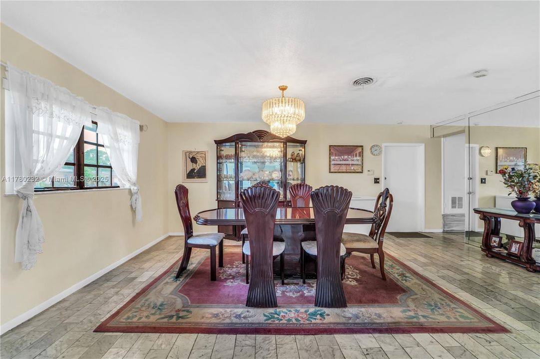 Recently Sold: $650,000 (4 beds, 2 baths, 1797 Square Feet)