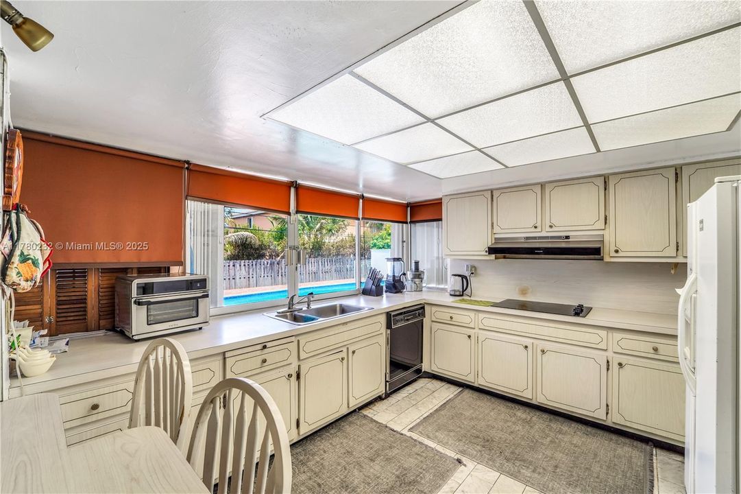 Recently Sold: $650,000 (4 beds, 2 baths, 1797 Square Feet)