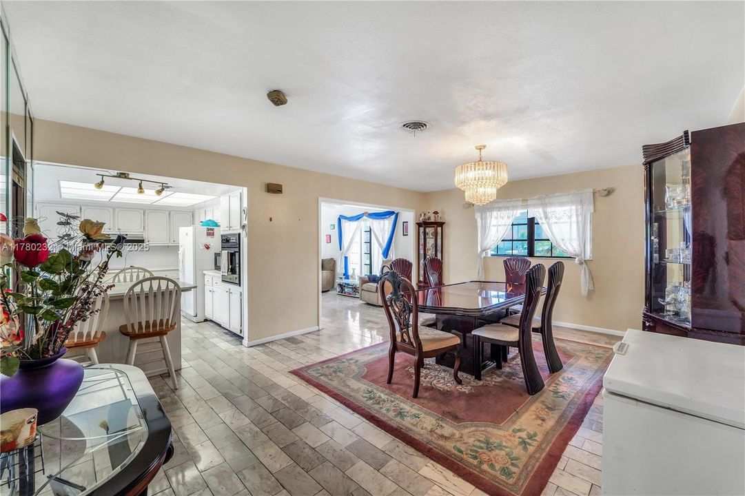 Recently Sold: $650,000 (4 beds, 2 baths, 1797 Square Feet)