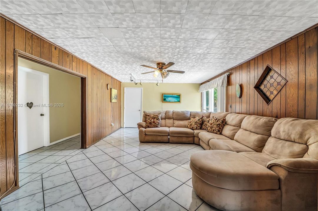 Recently Sold: $650,000 (4 beds, 2 baths, 1797 Square Feet)