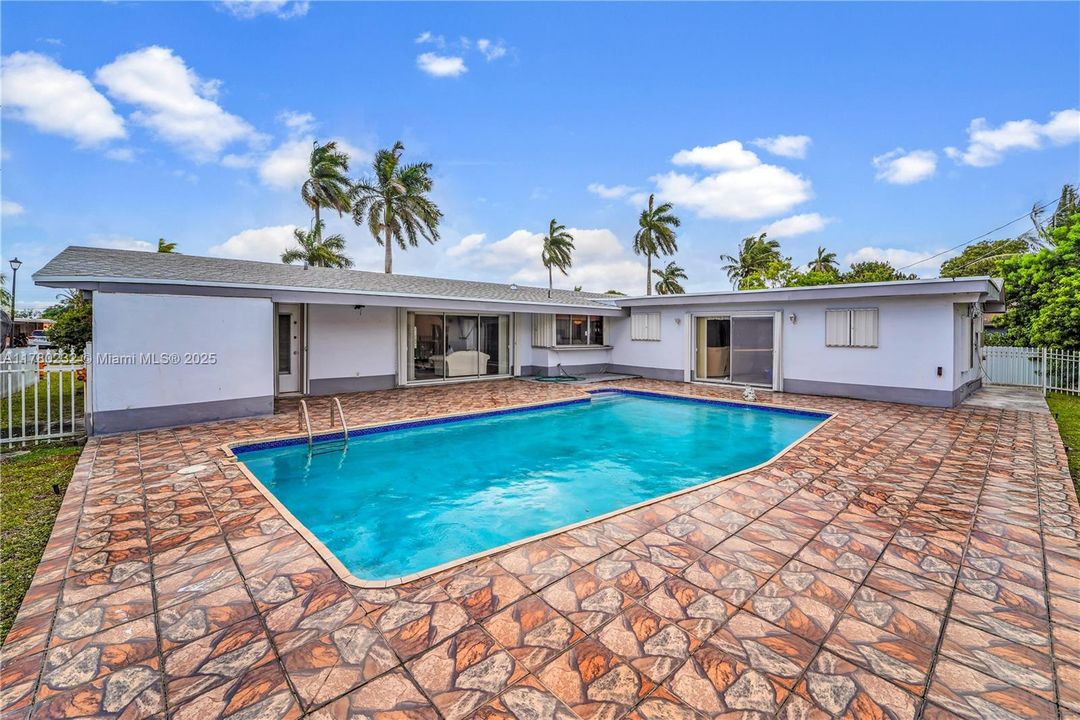 Recently Sold: $650,000 (4 beds, 2 baths, 1797 Square Feet)