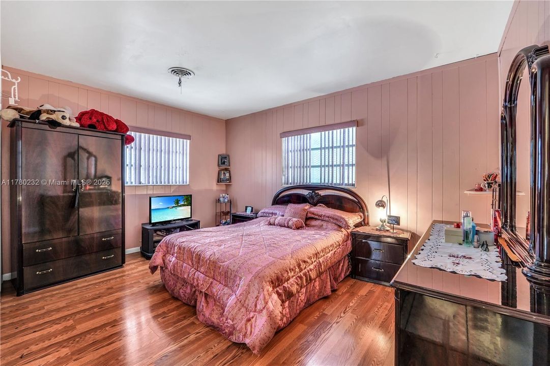 Recently Sold: $650,000 (4 beds, 2 baths, 1797 Square Feet)