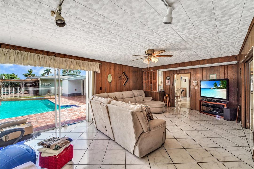 Recently Sold: $650,000 (4 beds, 2 baths, 1797 Square Feet)