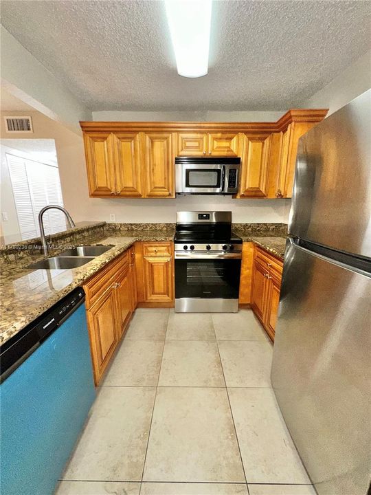 Active With Contract: $199,900 (2 beds, 2 baths, 916 Square Feet)