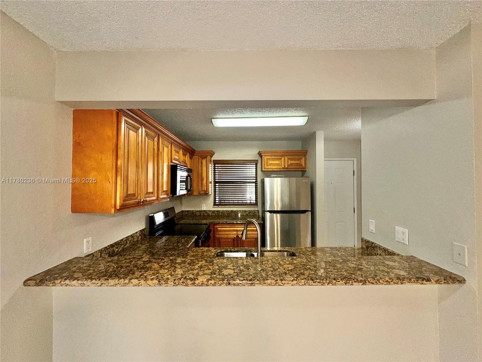 Active With Contract: $199,900 (2 beds, 2 baths, 916 Square Feet)