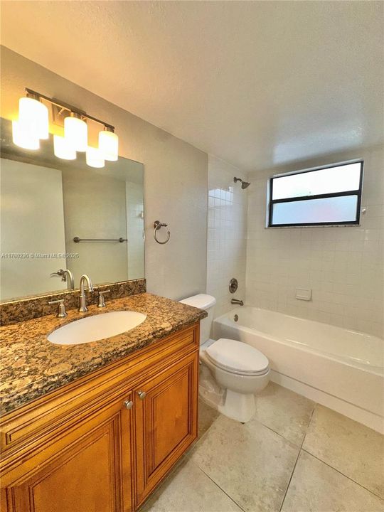 Active With Contract: $199,900 (2 beds, 2 baths, 916 Square Feet)