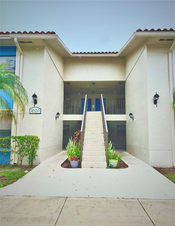 Active With Contract: $199,900 (2 beds, 2 baths, 916 Square Feet)