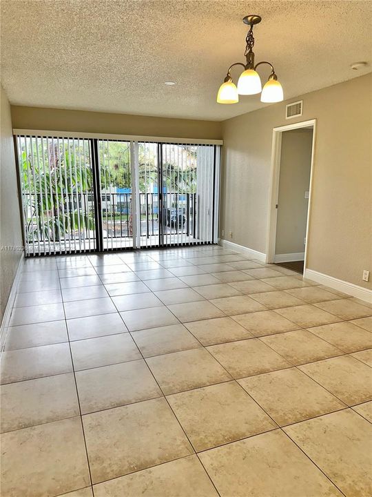 Active With Contract: $199,900 (2 beds, 2 baths, 916 Square Feet)