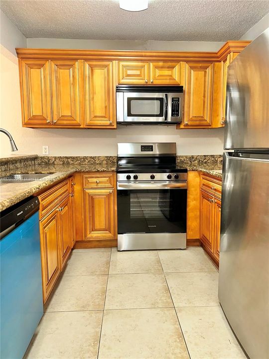 Active With Contract: $199,900 (2 beds, 2 baths, 916 Square Feet)