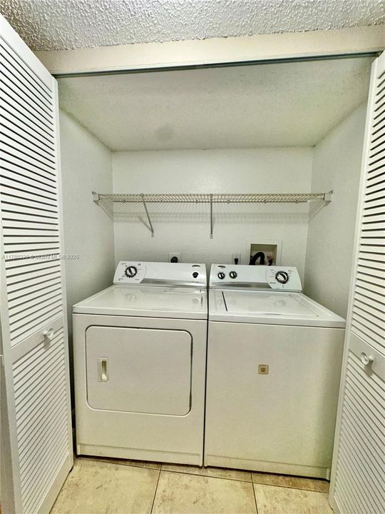 Active With Contract: $199,900 (2 beds, 2 baths, 916 Square Feet)