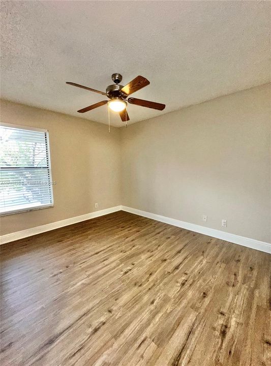Active With Contract: $199,900 (2 beds, 2 baths, 916 Square Feet)