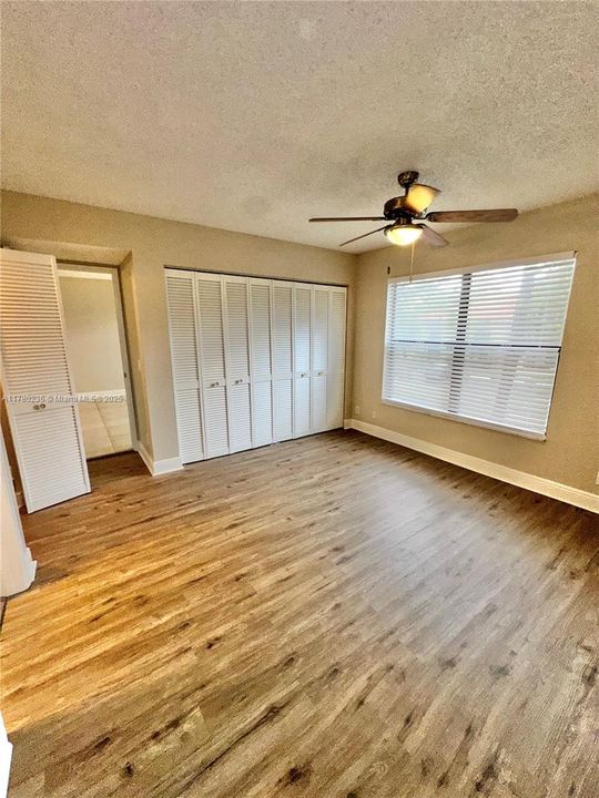 Active With Contract: $199,900 (2 beds, 2 baths, 916 Square Feet)