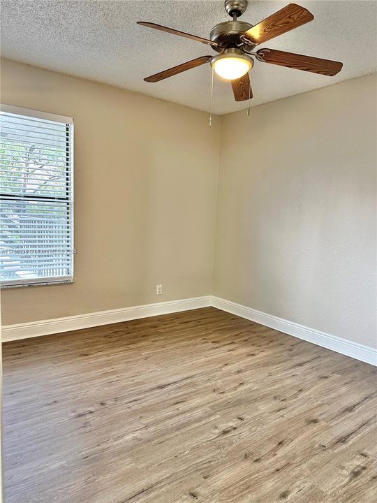 Active With Contract: $199,900 (2 beds, 2 baths, 916 Square Feet)