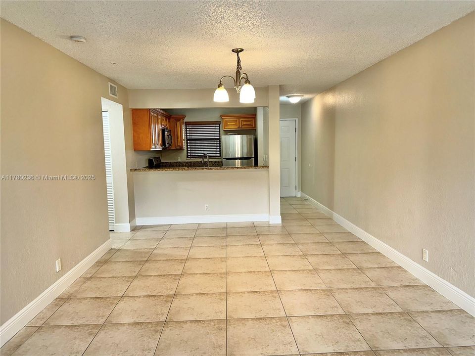 Active With Contract: $199,900 (2 beds, 2 baths, 916 Square Feet)