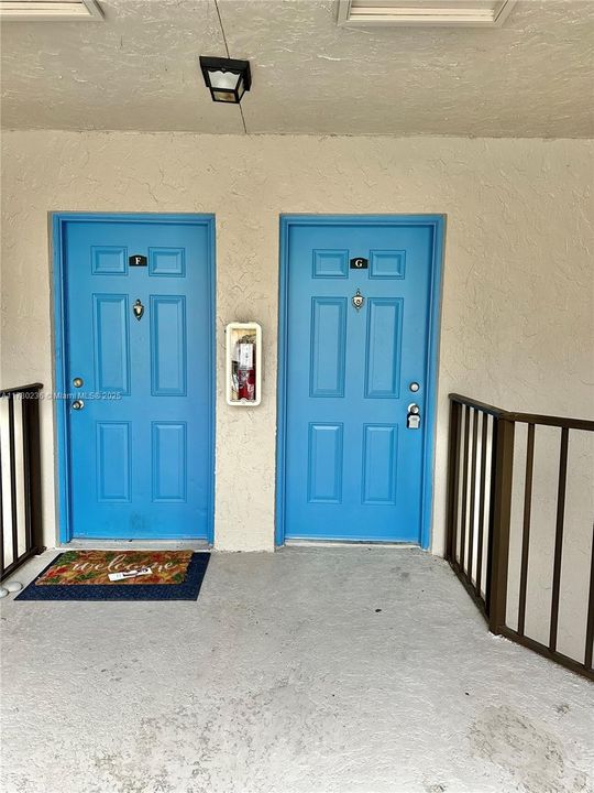 Active With Contract: $199,900 (2 beds, 2 baths, 916 Square Feet)