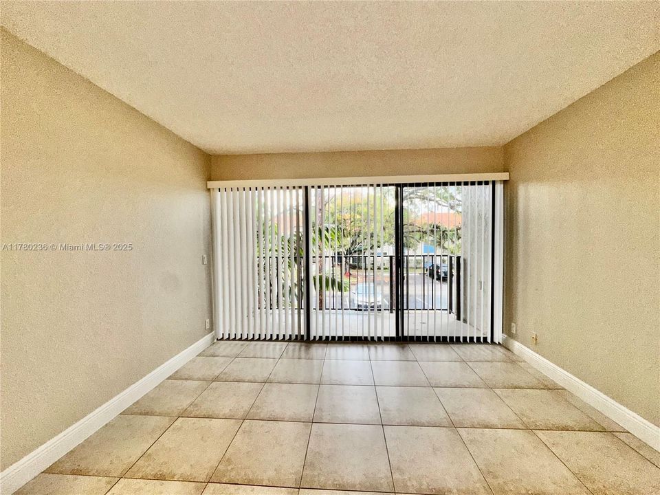 Active With Contract: $199,900 (2 beds, 2 baths, 916 Square Feet)