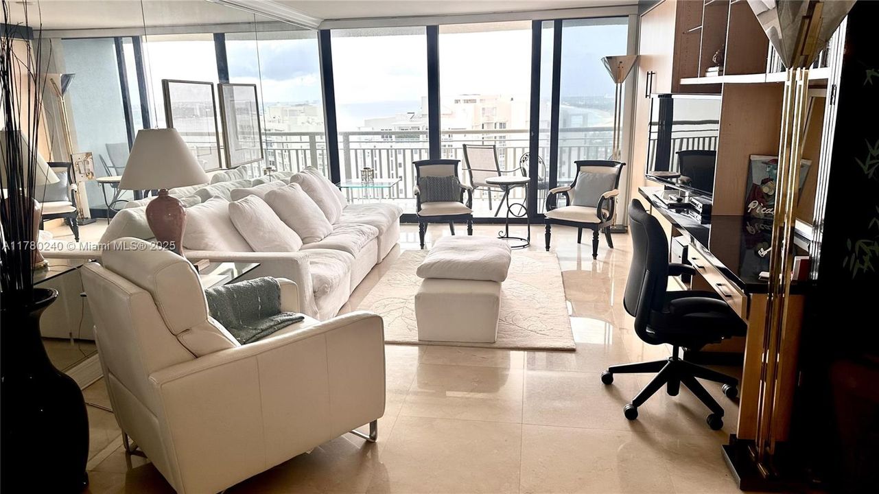 Под контрактом: $5,500 (1 спален, 1 ванн, 909 Квадратных фут)