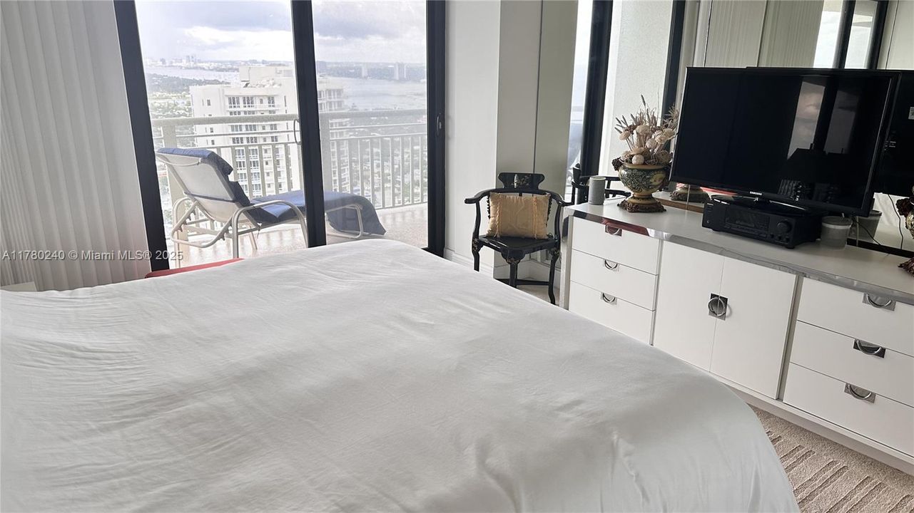 Под контрактом: $5,500 (1 спален, 1 ванн, 909 Квадратных фут)