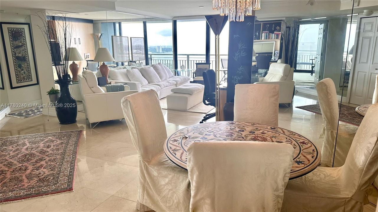 Под контрактом: $5,500 (1 спален, 1 ванн, 909 Квадратных фут)