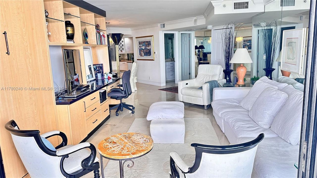 Под контрактом: $5,500 (1 спален, 1 ванн, 909 Квадратных фут)