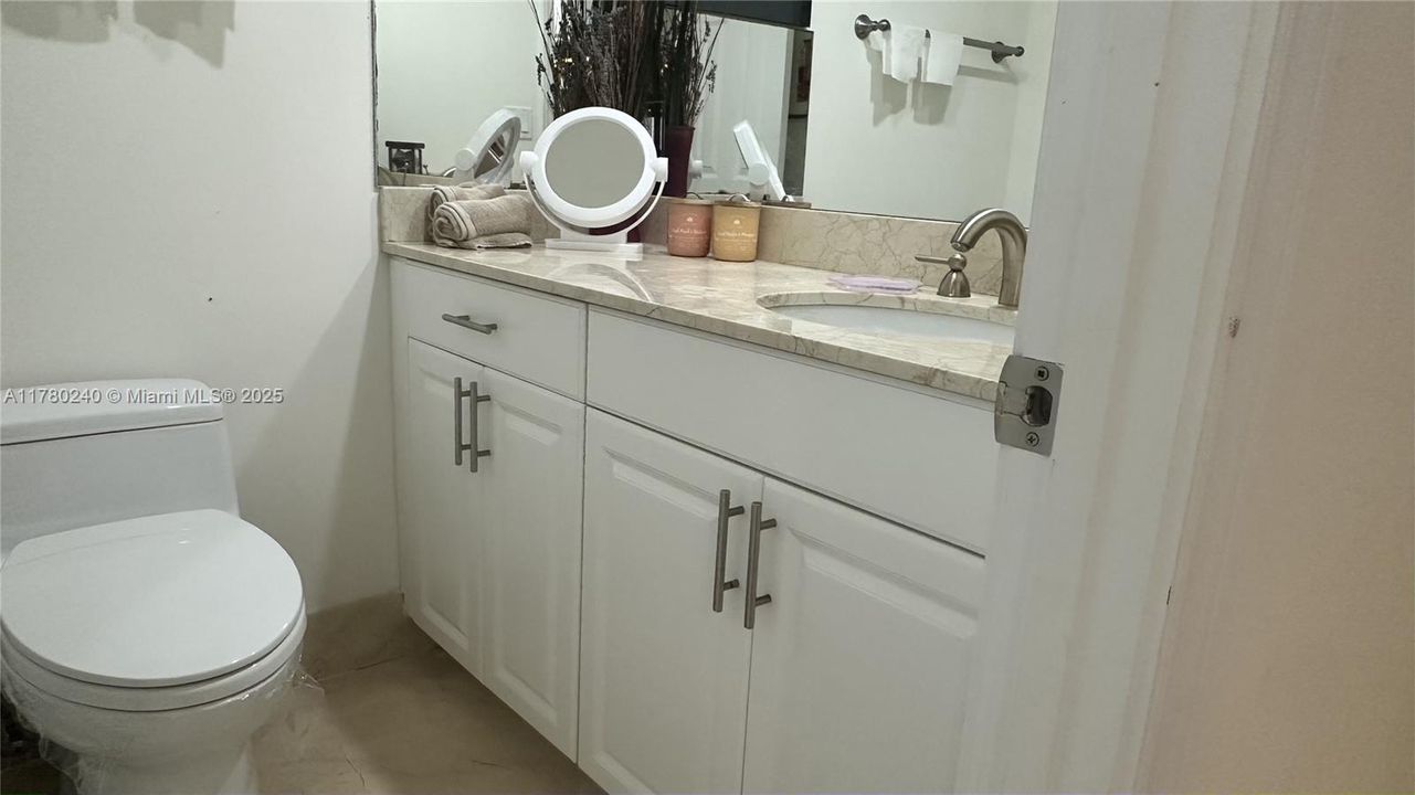 Под контрактом: $5,500 (1 спален, 1 ванн, 909 Квадратных фут)