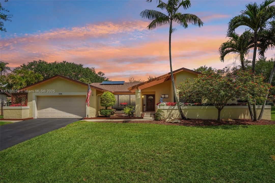 Recently Sold: $915,000 (4 beds, 3 baths, 2603 Square Feet)