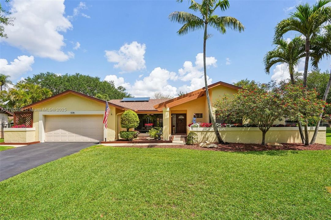 Recently Sold: $915,000 (4 beds, 3 baths, 2603 Square Feet)