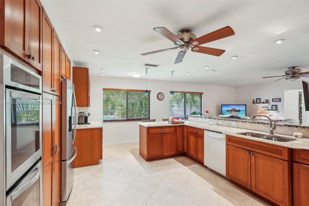 Recently Sold: $915,000 (4 beds, 3 baths, 2603 Square Feet)