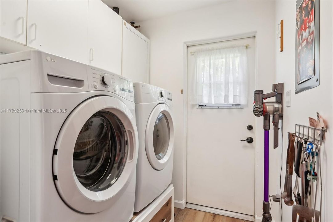 Recently Sold: $915,000 (4 beds, 3 baths, 2603 Square Feet)